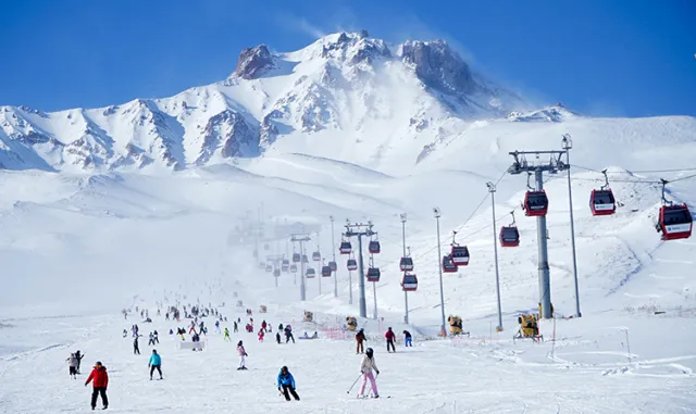 Erciyes Kayak Merkezi, farklı illerindeki reklam panolarında kayakseverlere tanıtılıyor