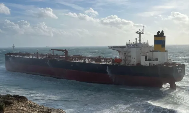 GÜNCELLEME - Bozcaada’da boş ham petrol tankeri fırtına nedeniyle karaya oturdu GÜNCELLEME - Bozcaada’da boş ham petrol tankeri fırtına nedeniyle karaya oturdu