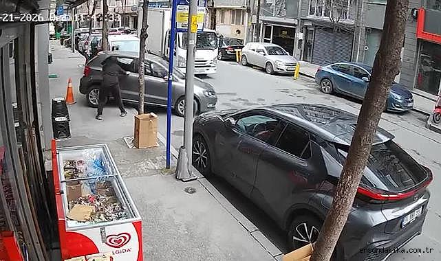 Şişli’de sürücüsü park ederken kontrolden çıkan otomobil iş yerine girdi
