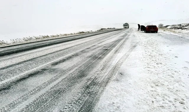 Ardahan-Şavşat kara yolu kar ve buzlanma nedeniyle tır geçişine kapatıldı