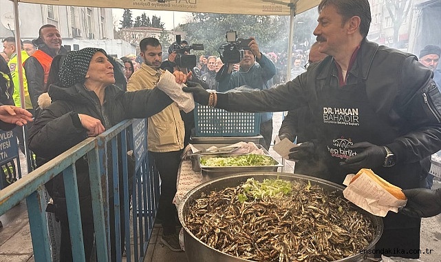 Bahçelievler Belediyesinin düzenlediği festivalde 5 ton hamsi dağıtıldı Bahçelievler Belediyesinin düzenlediği festivalde 5 ton hamsi dağıtıldı