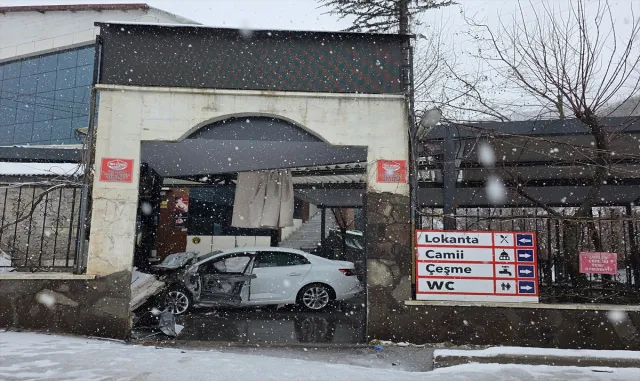 Bingöl’de kontrolden çıkarak lokantaya giren otomobildeki 5 kişi yaralandı Bingöl’de kontrolden çıkarak lokantaya giren otomobildeki 5 kişi yaralandı