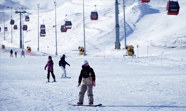 Erciyes’e ulaşımı sağlayan kara yolu yoğun kar yağışı ve tipi nedeniyle trafiğe kapatıldı