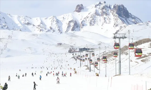 Erciyes Kayak Merkezi’ne ulaşımı sağlayan kara yolu yoğun kar yağışı ve tipi nedeniyle trafiğe kapatıldı