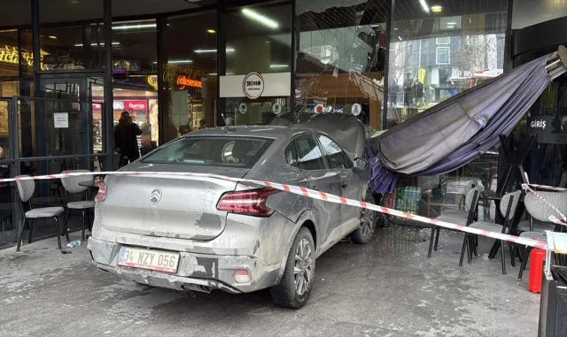 Tekirdağ’da otomobil alışveriş merkezine girdi Tekirdağ’da otomobil alışveriş merkezine girdi