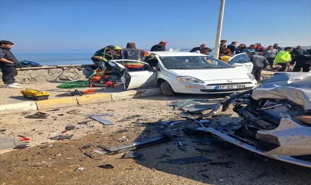 Balıkesir’de 2 otomobilin çarpıştığı kazada 6 kişi yaralandı Balıkesir’de 2 otomobilin çarpıştığı kazada 6 kişi yaralandı
