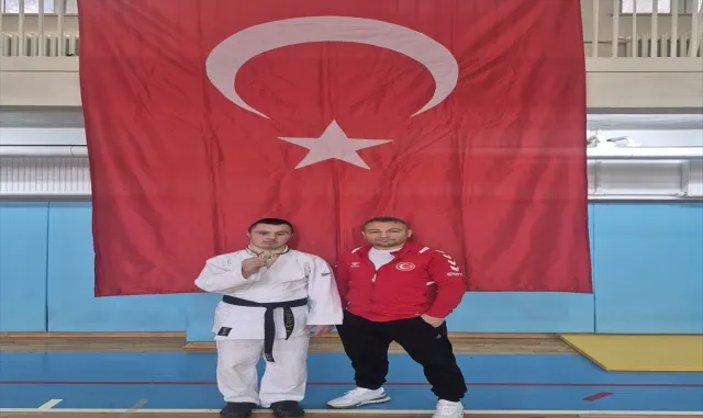 Çubuklu özel sporcu Ahmet Ünal altın madalya kazanarak milli takıma seçildi Çubuklu özel sporcu Ahmet Ünal altın madalya kazanarak milli takıma seçildi