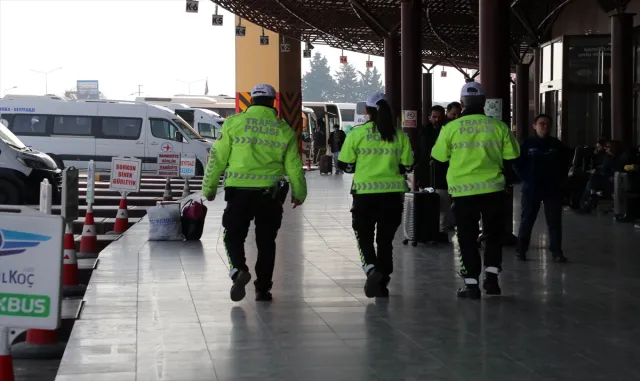 Eskişehir’de bayram yolculuğu öncesi vatandaşlara emniyet kemerinin önemi anlatıldı Eskişehir’de bayram yolculuğu öncesi vatandaşlara emniyet kemerinin önemi anlatıldı