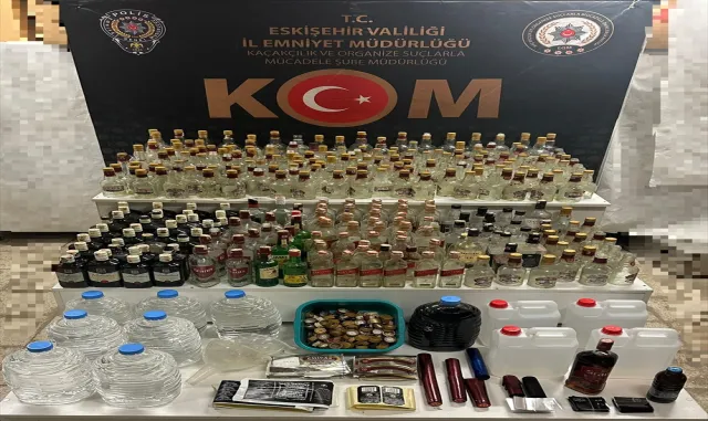 Eskişehir’de kaçak ve sahte alkol operasyonunda 3 zanlı yakalandı Eskişehir’de kaçak ve sahte alkol operasyonunda 3 zanlı yakalandı