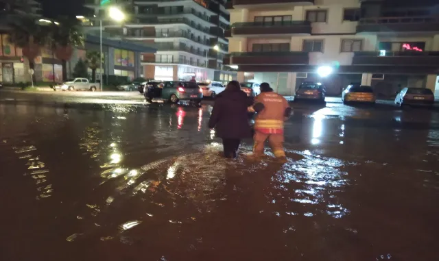 Hatay’da sağanak hayatı olumsuz etkiledi Hatay’da sağanak hayatı olumsuz etkiledi