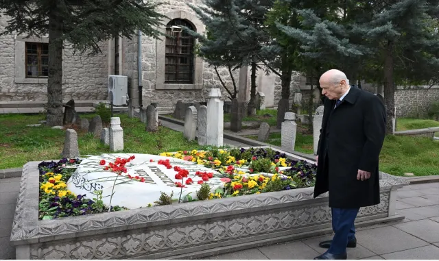 MHP Genel Başkanı Bahçeli, Muhsin Yazıcıoğlu’nun kabrini ziyaret etti MHP Genel Başkanı Bahçeli, Muhsin Yazıcıoğlu’nun kabrini ziyaret etti
