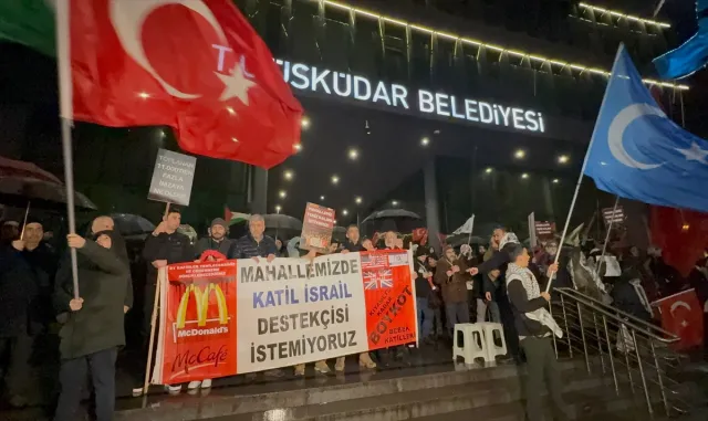 Üsküdar’da mahalle sakinlerinin McDonald’s protestosu sürüyor Üsküdar’da mahalle sakinlerinin McDonald’s protestosu sürüyor