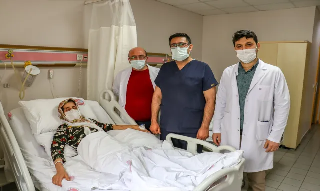 Van depreminde yakınlarını kaybetti, Malatya’da yüzlerce depremzedenin yardımına koştu