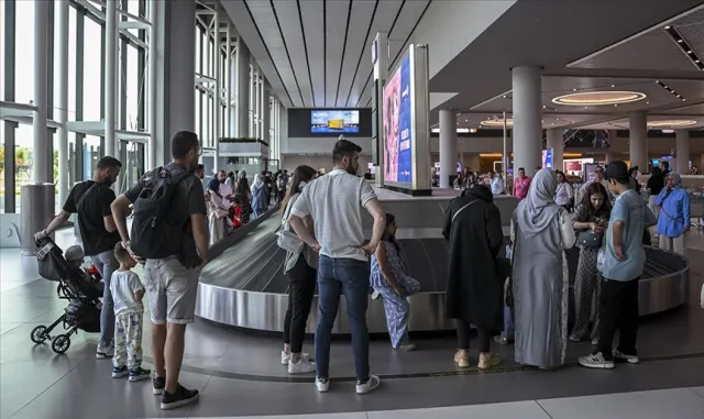 AB’nin yeni Giriş-Çıkış Sistemi, Brüksel Havalimanı’nda uzun kuyruklara yol açtı AB’nin yeni Giriş-Çıkış Sistemi, Brüksel Havalimanı’nda uzun kuyruklara yol açtı