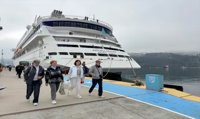 Astoria Grande kruvaziyeri 874 yolcusuyla Amasra’ya geldi Astoria Grande kruvaziyeri 874 yolcusuyla Amasra’ya geldi