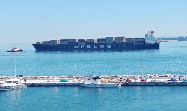 Çanakkale Boğazı’nda arızalanan gemi güvenli bölgeye çekildi Çanakkale Boğazı’nda arızalanan gemi güvenli bölgeye çekildi