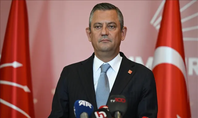 CHP Genel Başkanı Özel, milli güreşçi Rıza Kayaalp’i tebrik etti
