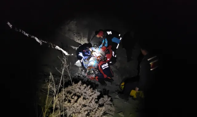 Çorum’da kayalıklardan uçuruma düşen kişi ekiplerce kurtarılmaya çalışılıyor Çorum’da kayalıklardan uçuruma düşen kişi ekiplerce kurtarılmaya çalışılıyor