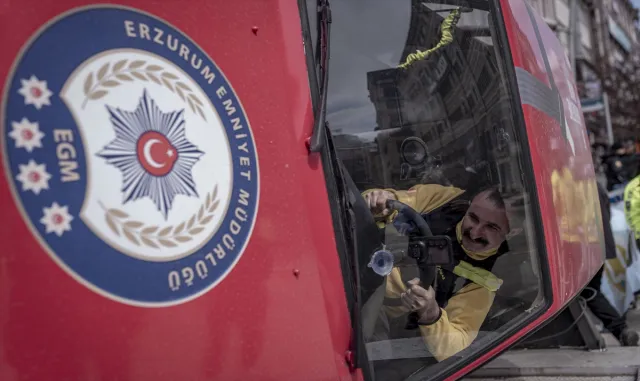 Erzurumlular emniyet kemerinin hayat kurtardığını simülasyon aracında deneyimledi Erzurumlular emniyet kemerinin hayat kurtardığını simülasyon aracında deneyimledi