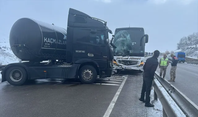 GÜNCELLEME - Erzurum’da 5 aracın karıştığı zincirleme kazada biri çocuk 2 kişi öldü, 9 kişi yaralandı