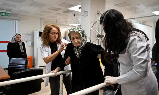 İstanbul’da 88 yaşındaki felçli hasta erken rehabilitasyonla sağlığına kavuştu İstanbul’da 88 yaşındaki felçli hasta erken rehabilitasyonla sağlığına kavuştu