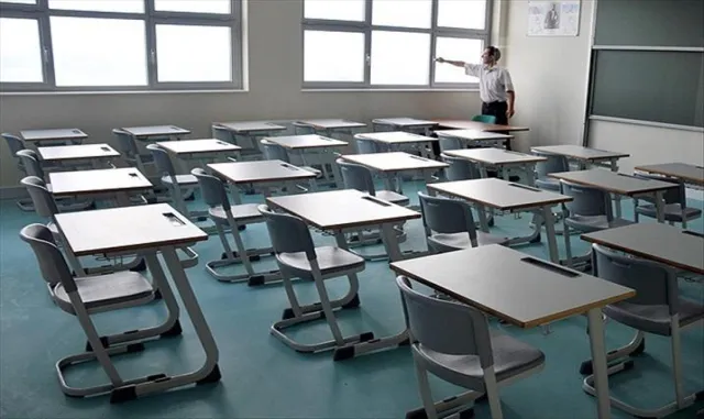Kağıthane’de okul önünde çevreye rahatsızlık veren grup ile polis arasında arbede Kağıthane’de okul önünde çevreye rahatsızlık veren grup ile polis arasında arbede