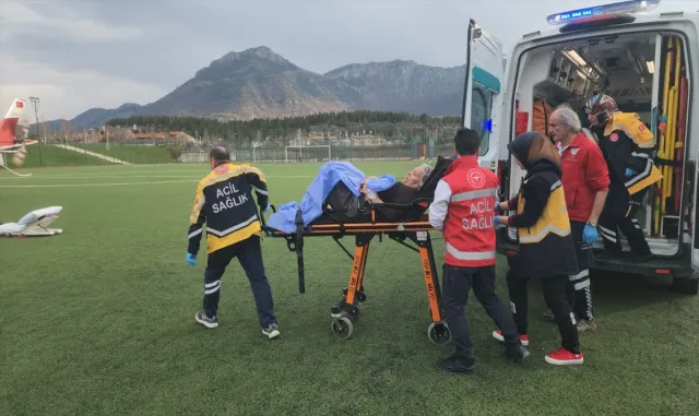 Seydişehir’de felç geçirdiği anlaşılan hasta hava ambulansı ile sevk edildi Seydişehir’de felç geçirdiği anlaşılan hasta hava ambulansı ile sevk edildi