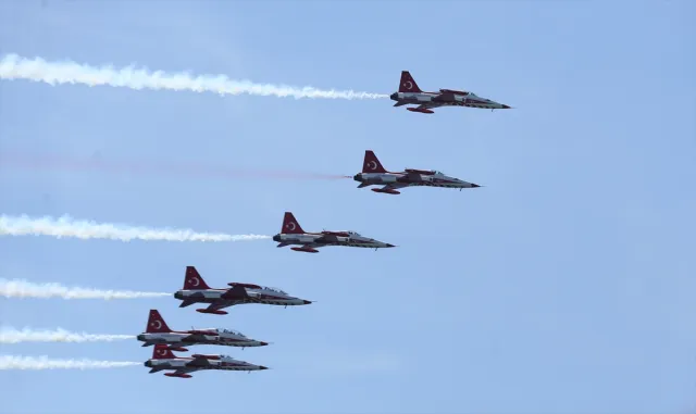 Türk Yıldızları, Çanakkale Şehitler Abidesi üzerinde gösteri uçuşu yaptı Türk Yıldızları, Çanakkale Şehitler Abidesi üzerinde gösteri uçuşu yaptı