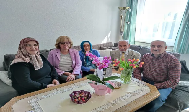 Almanya’ya gelen ilk kuşak işçilerden 90 yaşındaki Çığır’a Osnabrück Belediye Başkanı’ndan ziyaret Almanya’ya gelen ilk kuşak işçilerden 90 yaşındaki Çığır’a Osnabrück Belediye Başkanı’ndan ziyaret