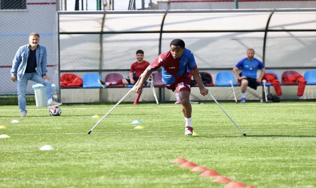 Bacağını trafik kazasında kaybeden Angolalı Fungula futbol ile hayata tutundu Bacağını trafik kazasında kaybeden Angolalı Fungula futbol ile hayata tutundu