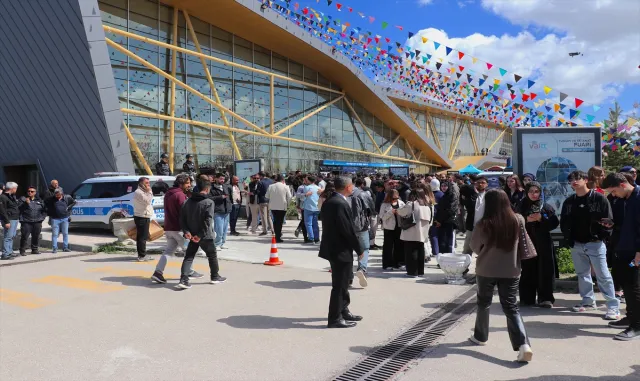 Doğu Anadolu Kariyer Fuarı ilk gün yaklaşık 25 bin ziyaretçiyi ağırladı Doğu Anadolu Kariyer Fuarı ilk gün yaklaşık 25 bin ziyaretçiyi ağırladı