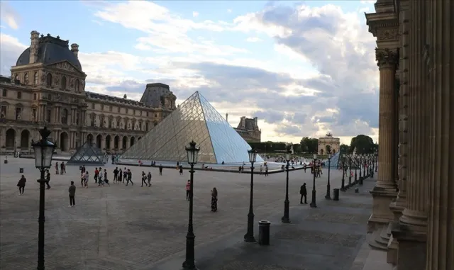 Fransız parlamenterler Louvre Müzesi soygunu sonrası güvenlik önlemlerinin artırılmasını istiyor Fransız parlamenterler Louvre Müzesi soygunu sonrası güvenlik önlemlerinin artırılmasını istiyor