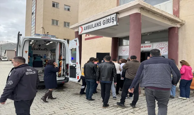 Hakkari’de bıçaklı saldırıya uğrayan psikolog yaralandı Hakkari’de bıçaklı saldırıya uğrayan psikolog yaralandı