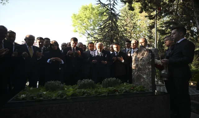 MHP Genel Başkanı Bahçeli, Alparslan Türkeş’in kabrini ziyaret etti MHP Genel Başkanı Bahçeli, Alparslan Türkeş’in kabrini ziyaret etti