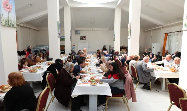 Pursaklar’da huzurevi sakinleri ve şehit anneleri ziyaret edildi Pursaklar’da huzurevi sakinleri ve şehit anneleri ziyaret edildi