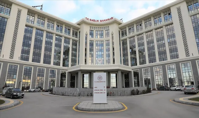 Sağlık Bakanlığı: (Hantavirüs) Üç vatandaşımızın sonuçlarının negatif olduğu saptanmış olup, önerilen süre boyunca karantinada tutulacaklardır