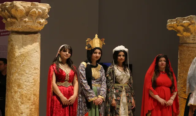 Şanlıurfa’da öğrencilerden Osmanlı kıyafetleri defilesi Şanlıurfa’da öğrencilerden Osmanlı kıyafetleri defilesi