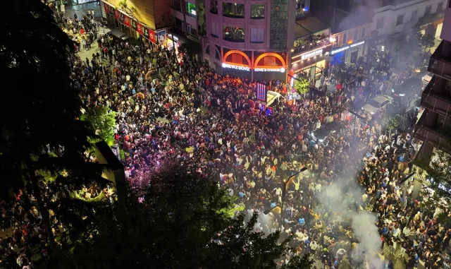 TRABZON - (DRON ) - Trabzonsporlu taraftarlar, Ziraat Türkiye Kupası şampiyonluğunu kutladı TRABZON - (DRON ) - Trabzonsporlu taraftarlar, Ziraat Türkiye Kupası şampiyonluğunu kutladı