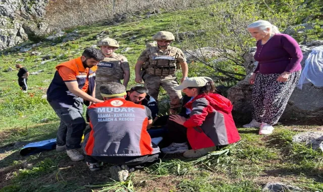 Tunceli’de dağda sakatlanan kadın sedyeyle 2 kilometre taşınıp hastaneye ulaştırıldı Tunceli’de dağda sakatlanan kadın sedyeyle 2 kilometre taşınıp hastaneye ulaştırıldı