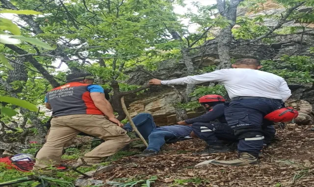 Tunceli’de rahatsızlanan astım hastası ormanlık arazide 750 metre sedyeyle taşındı Tunceli’de rahatsızlanan astım hastası ormanlık arazide 750 metre sedyeyle taşındı