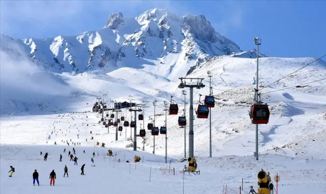 Arnavutluk Başbakanı Rama, Türkiye’nin Tiran Büyükelçisi Erciyes’i kabul etti Arnavutluk Başbakanı Rama, Türkiye’nin Tiran Büyükelçisi Erciyes’i kabul etti