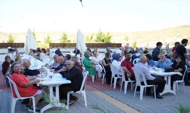 Beypazarı Belediye Başkanı Kasap, Babalar Günü dolayısıyla huzurevini ziyaret etti Beypazarı Belediye Başkanı Kasap, Babalar Günü dolayısıyla huzurevini ziyaret etti
