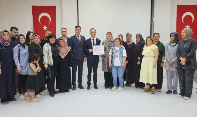 Çin’in Ankara Büyükelçisi Jiang Xuebin, Adıyaman’da depremzedelere yardımda bulundu