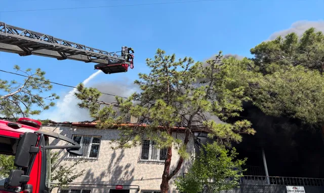 Denizli’de kauçuk fabrikasında çıkan yangına müdahale ediliyor