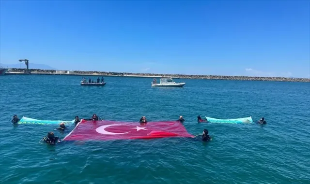 Edirne’de kurbağa adamlar Saros Körfezi’nde deniz dibini temizledi