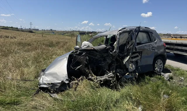 Edirne’de tır ile SUV tipi aracın çarpıştığı kazada 1 kişi yaralandı Edirne’de tır ile SUV tipi aracın çarpıştığı kazada 1 kişi yaralandı