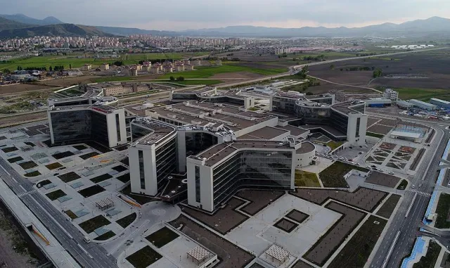 Erzurum Şehir Hastanesi biyonik kulak ameliyatıyla duymayan çocuklara umut oluyor Erzurum Şehir Hastanesi biyonik kulak ameliyatıyla duymayan çocuklara umut oluyor