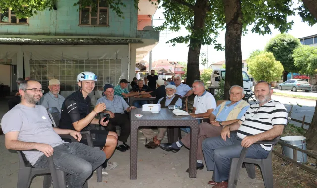 Kanser hastalığına dikkati çekmek için Almanya’dan pedala basan genç, Sakarya’ya ulaştı