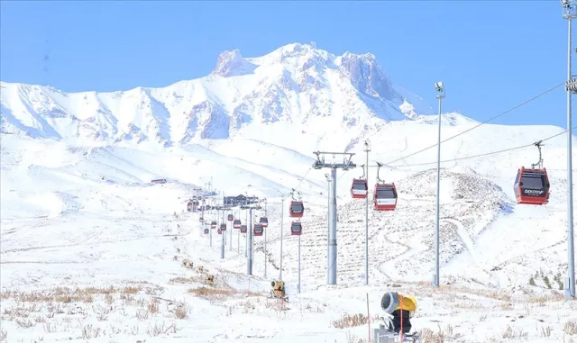 Karlar eriyince Erciyes yaylalarında yılkı atları koşmaya başladı Karlar eriyince Erciyes yaylalarında yılkı atları koşmaya başladı