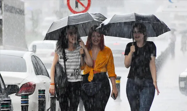Kars’ta dolu ve şiddetli sağanak etkili oldu Kars’ta dolu ve şiddetli sağanak etkili oldu